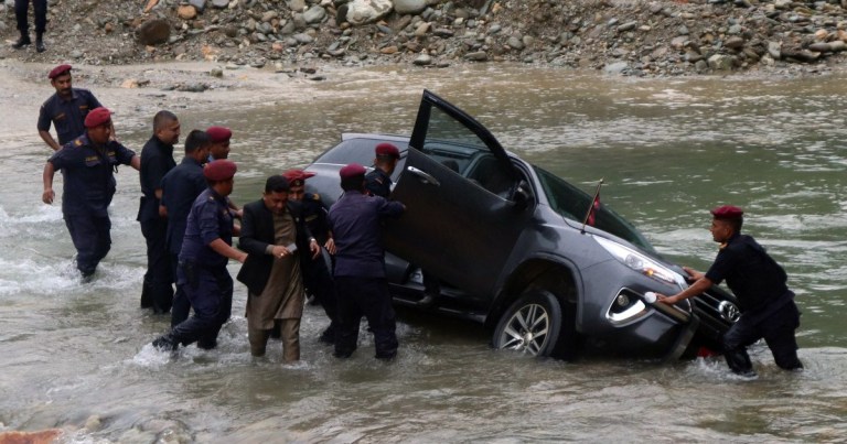 मन्त्री महासेठकाे गाडी पुल खाेलामा पल्टियाे