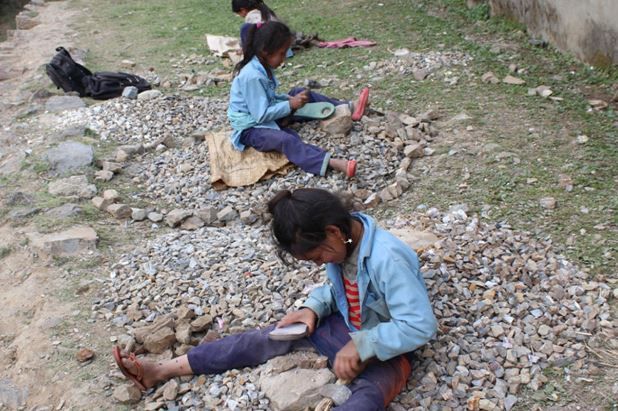 पढाइ खर्च जुटाउन गिट्टी कुट्दै बालबालिका