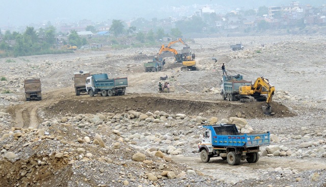 जनप्रतिनिधिको मिलेमतोमा नदी दोहन : मेयरको टिपर, वडाध्यक्षको एक्साभेटर