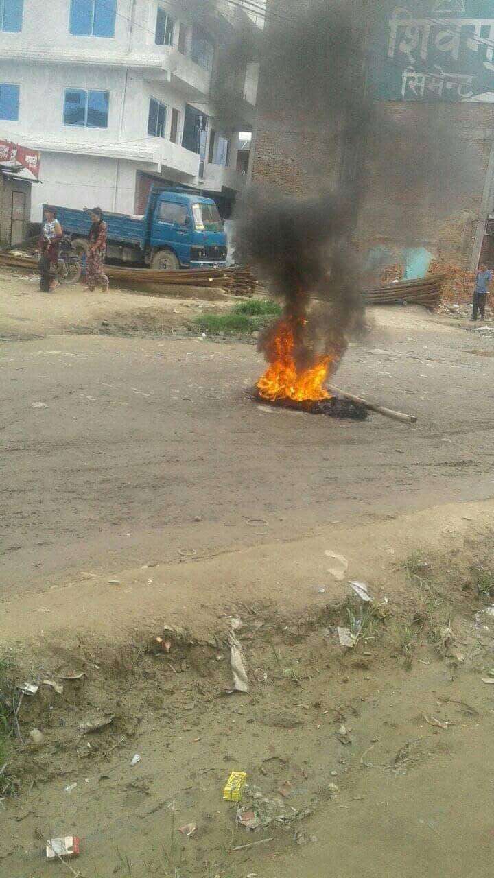 काठमाडौंको थलीमा ठेकेदारलाई कारबाही गर्न माग गर्दै प्रदर्शन