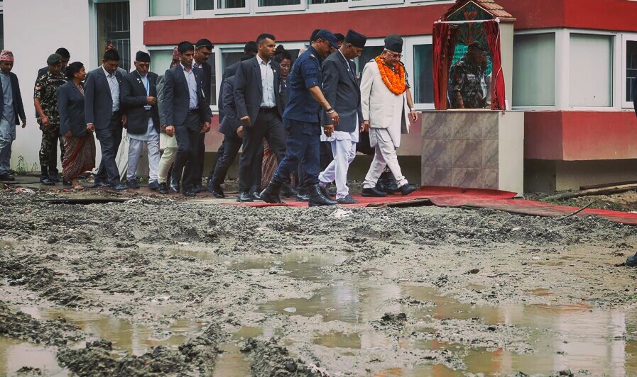 हिलोमाथि रातो कार्पेटको जात्रा : प्रधानमन्त्रीको समृद्धि यात्रा