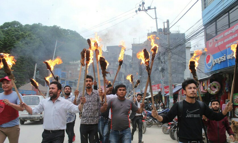 सरकारको विरोधमा नेविसंघको मसाल जुलुस