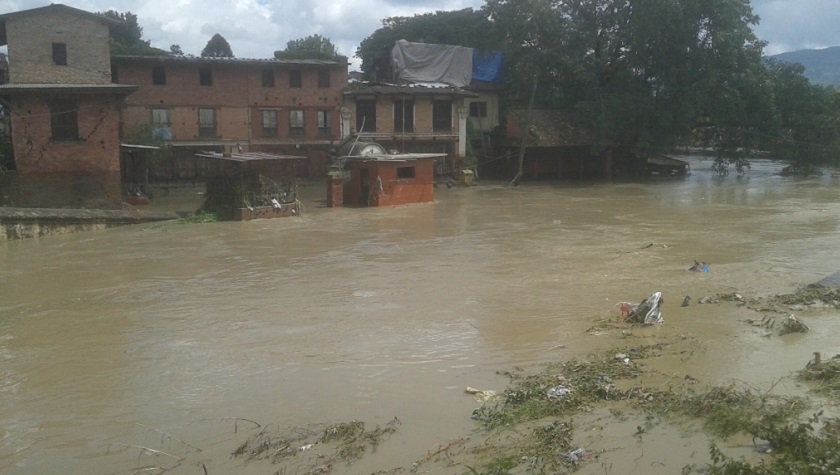 भक्तपुरमा एक जनालाई बगाउदै गर्दा उद्धार