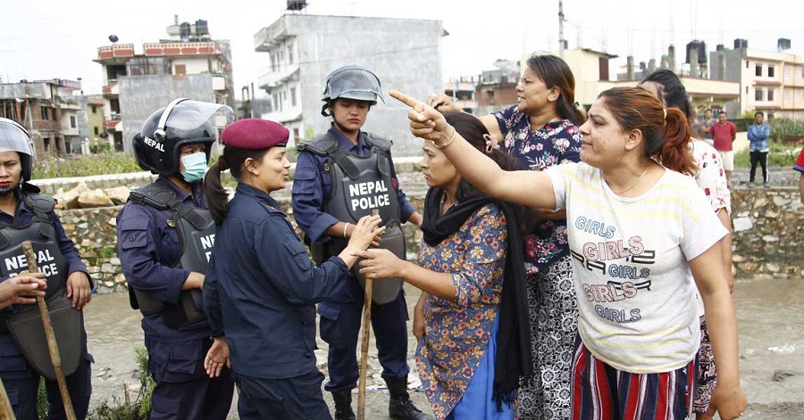 राजधानीको धोबिखोलामा स्थानीय र प्रहरीबीच झडप