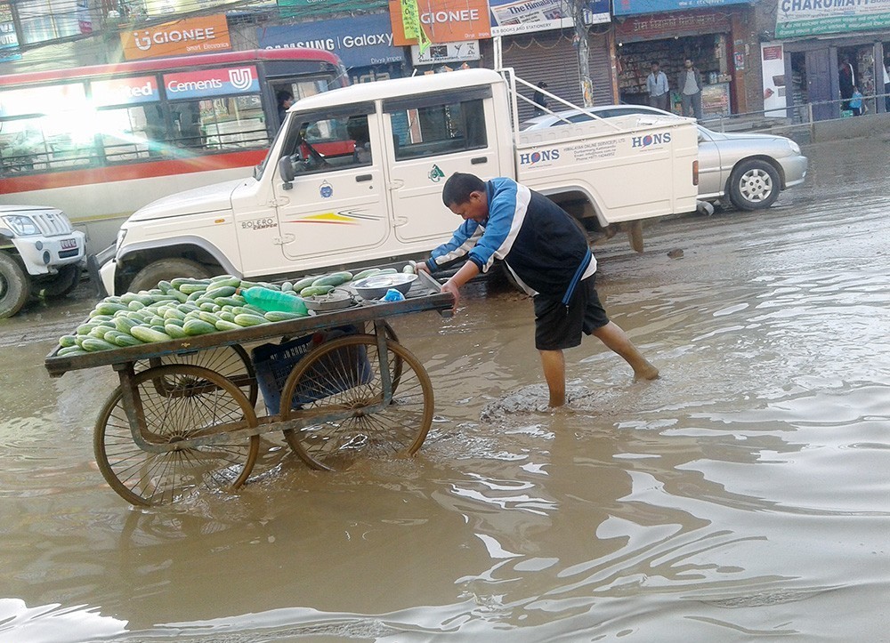 फेरि थुनियो काठमाडौँ महानगरको ढल, दुर्गन्धले महामारी फैलिने त्रास