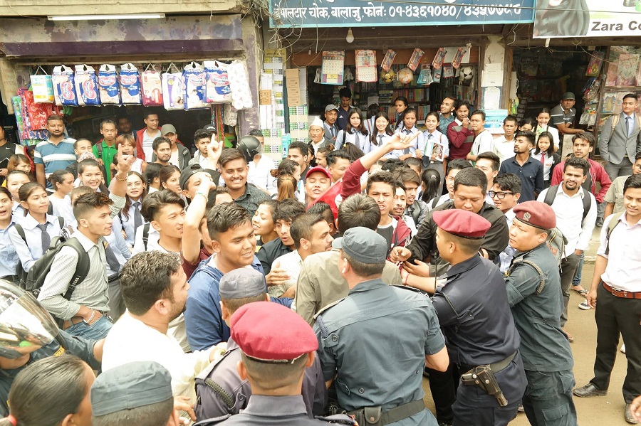 सरकारविरुद्ध नेविसंघले गर्यो विषाक्त तरकारीसहित प्रदर्शन