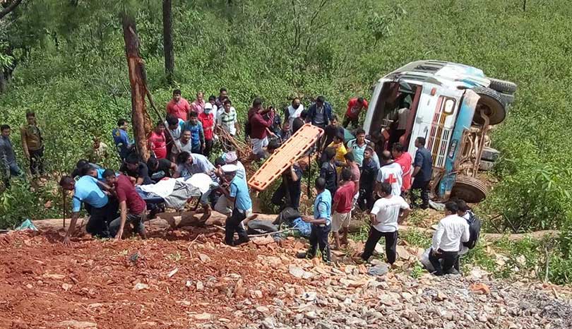 ओखलढुङ्गामा बिहानै बस दुर्घटना, तीन जनाको मृत्यु
