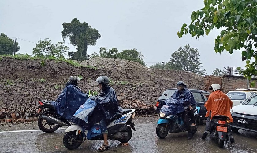 सिंहदरबारको पूर्वी गेट छेउको पर्खाल भत्कियो