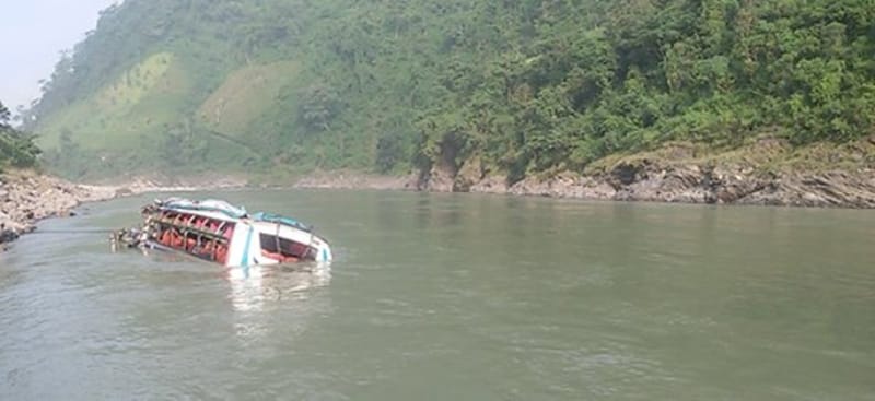 त्रिशूलीमा ट्रक खस्यो : सडकबाट करीब ७० मिटर तल
