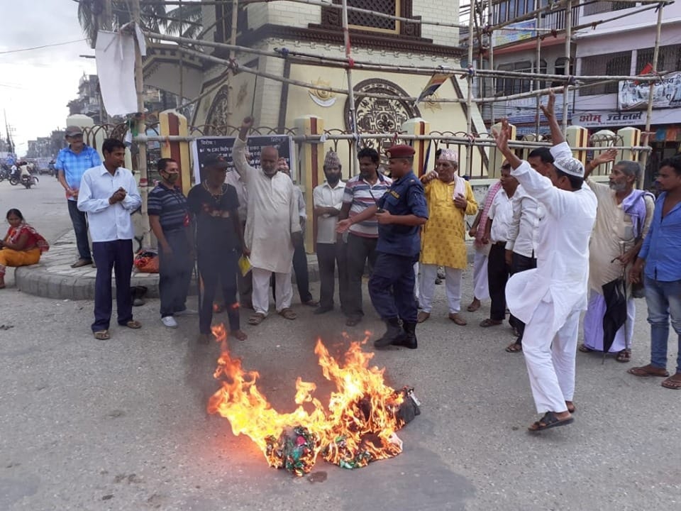 राजा ज्ञानेन्द्रलाई नागार्जुनबाट खेद्ने भनेकोमा प्रचण्डको पुत्ला दहन