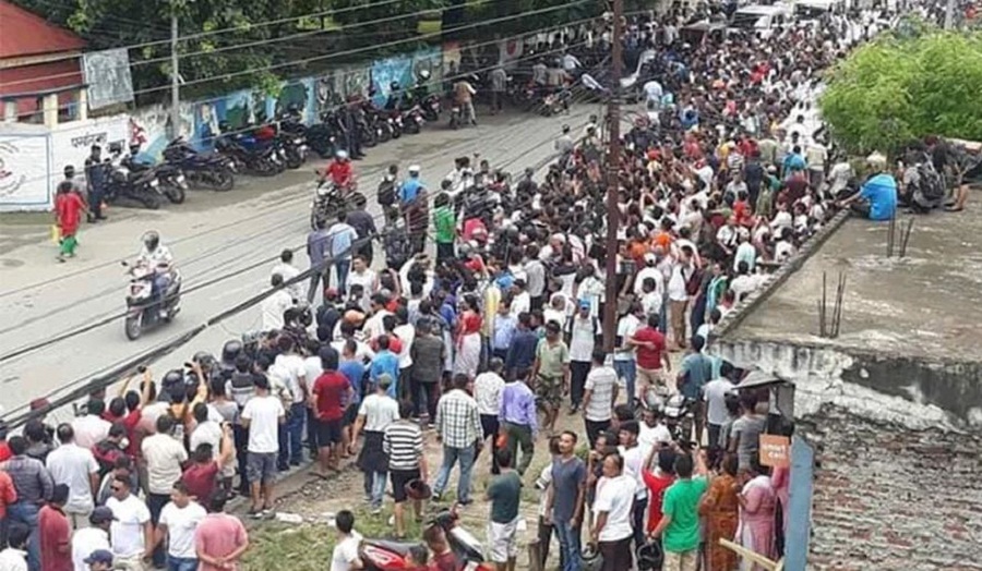 रविका समर्थकले गरे चितवनमा प्रहरी कार्यालयमा ढुंगामुढा, ५ प्रहरी घाइते