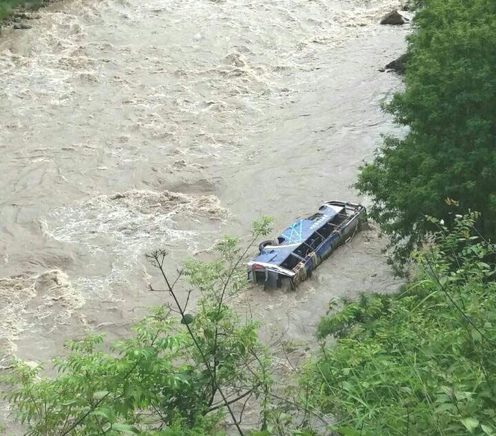 बस दुर्घटनामा मर्ने तीन जना एकै परिवारका थिए (नामावली सहित)