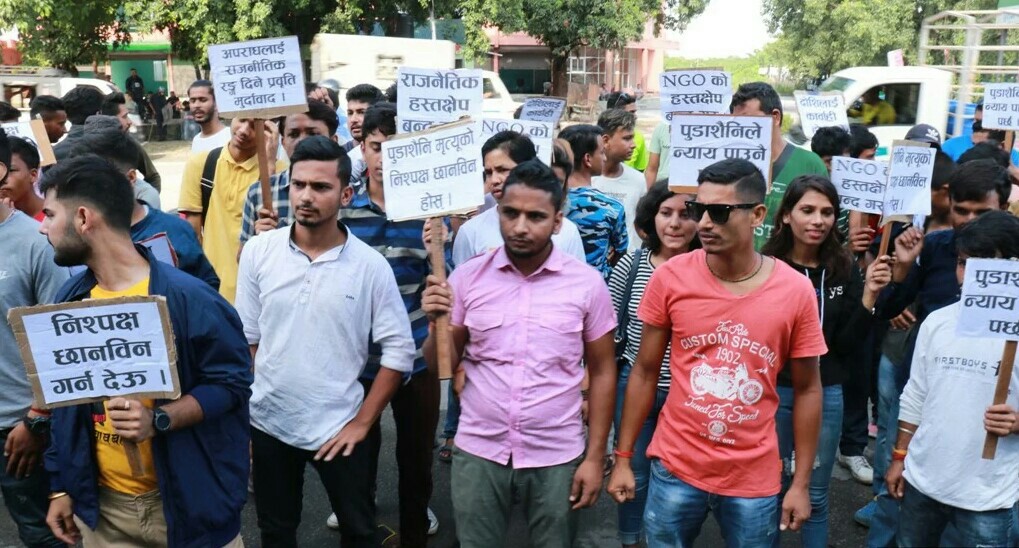 पत्रकार पुडासैनीले न्याय पाउनैपर्छ भन्दै चितवनमा प्रदर्शन