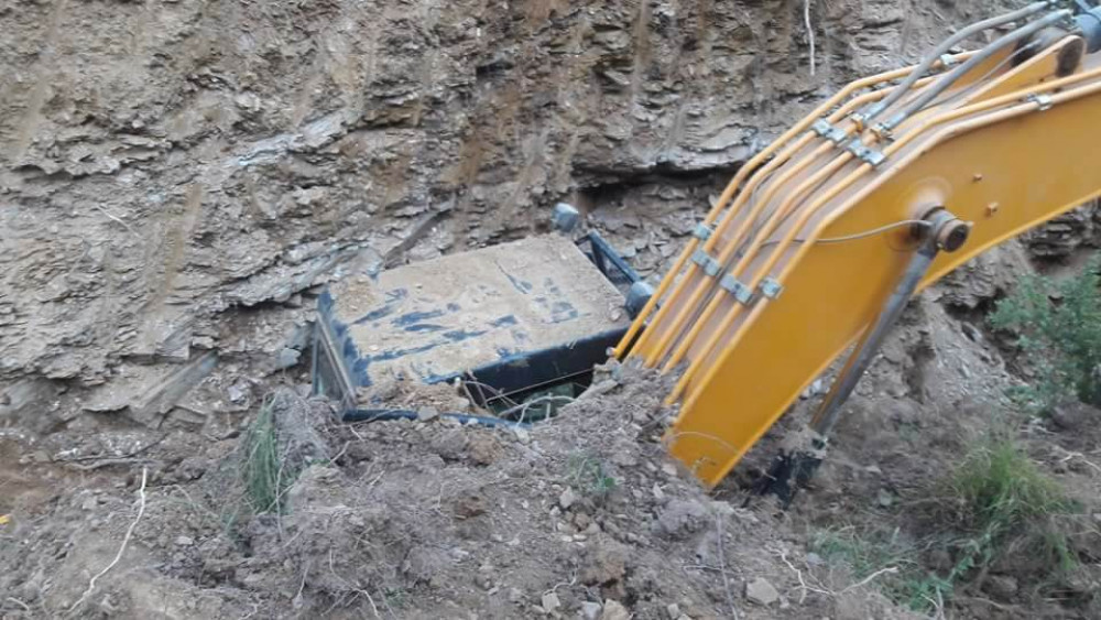 गोरखामा पहिरोका कारण स्काभेटरसहित चालक बेपत्ता