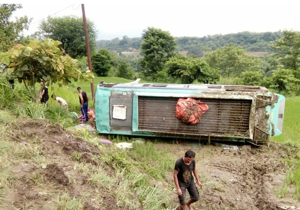 बस दुर्घटनामा १३ यात्रु घाइते