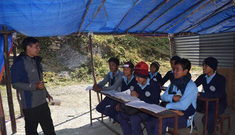 त्रिपालमुनि पढ्दै विद्यार्थी 