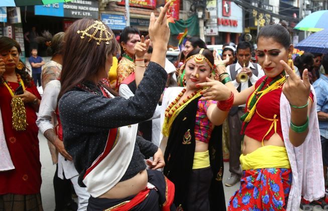 गाईजात्राको रौनक, व्यङ्ग्य प्रदर्शन