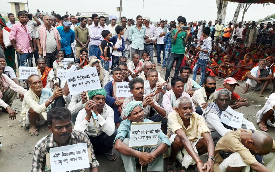 क्षतिपूर्ति र मुआब्जा माग्दै कोशी व्यारेजमा अनशन बसे पीडित