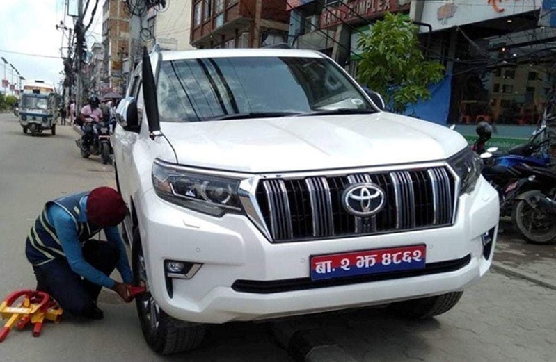 मन्त्री रघुवीर महासेठको गाडीमा ट्राफिक प्रहरीद्वारा ‘ह्विल लक'