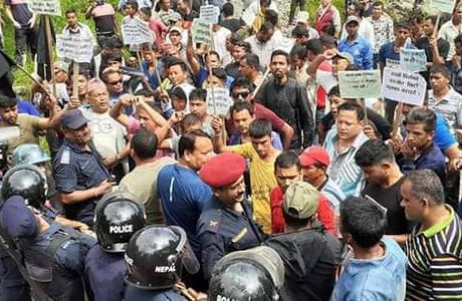 मेलम्ची पीडित स्थानीय मजदूर र प्रहरीबीच झडप