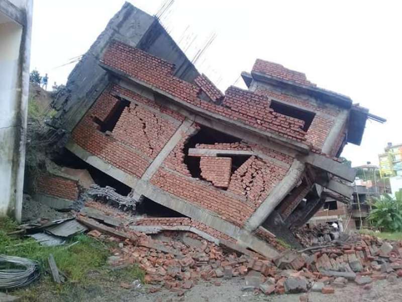 मूलपानीमा निर्माणाधिन घर भत्कियो