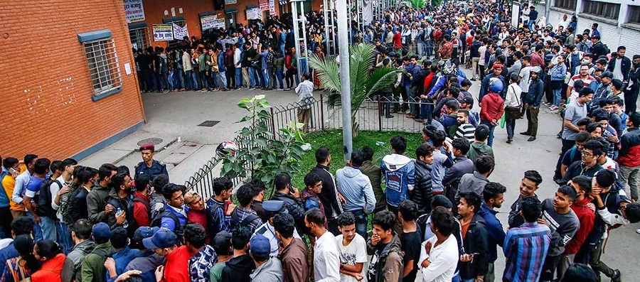 टिकट बुकिङ भद्रगोल देखिँदा समस्यै समस्या, टिकट काउन्टरमा मध्यरातदेखि लाइन