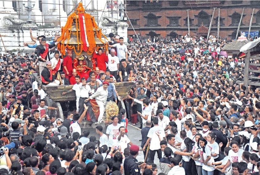 हनुमानढोकामा लिङ्गो ठड्याइयो: इन्द्रजात्रा शुरु