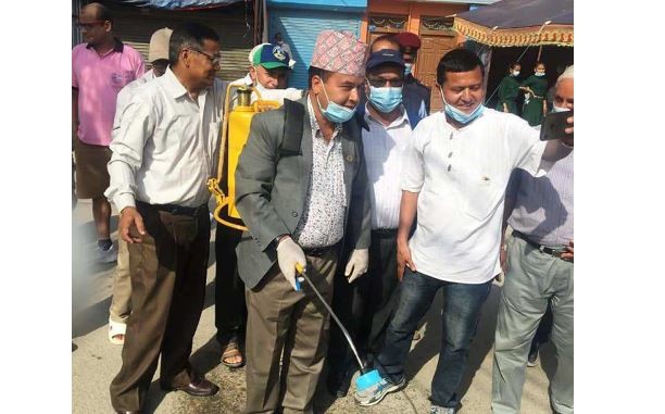 सांसद बस्नेत आफैँ टोलटोलमा औषधि छर्कदै