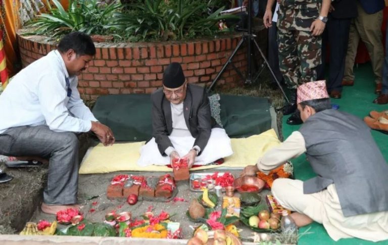 प्रधानमन्त्रीद्वारा सरकारी निवासकाे बालुवाटारमा शिलान्यास