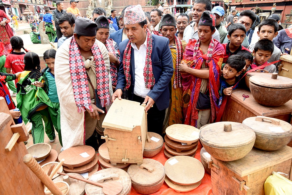 भक्तपुरमा राउटेले बनाएका काठका सामग्रीको प्रर्दशनी
