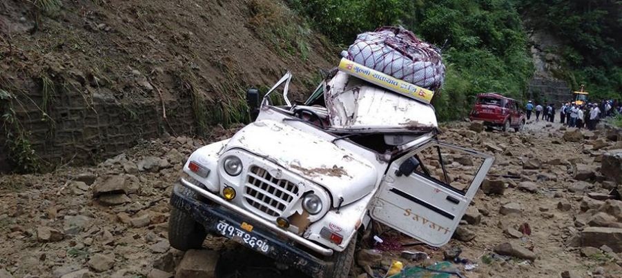 सिद्धबाबा सडक खण्डमा सुख्खा पहिरोले गाडी पुरिँदा १ को मृत्यु, ४ घाइते