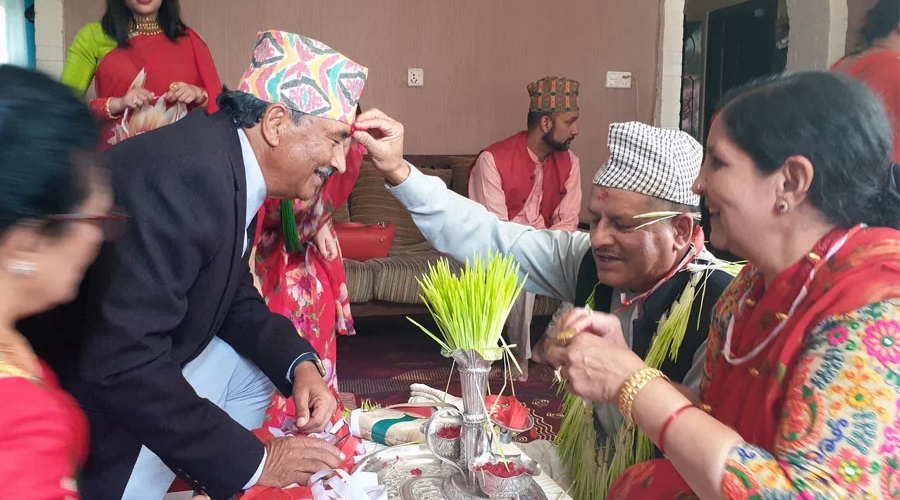 कमल थापाले लगाए दाजुको हातबाट टीका ग्रहण