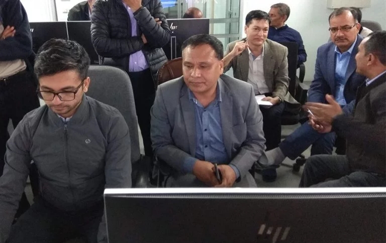 कुलमान घिसिङ आफैं लक्ष्मीपूजाको दिन भारप्रेषण केन्द्रमा खटिए