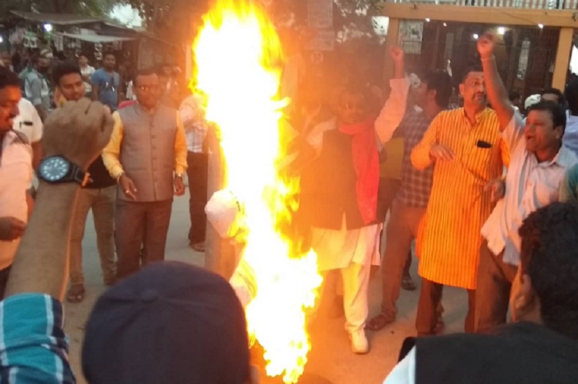 सांसद साहको रिहाईको माग गर्दै गृहमन्त्री र पर्यटनमन्त्रीको पुत्ला दहन