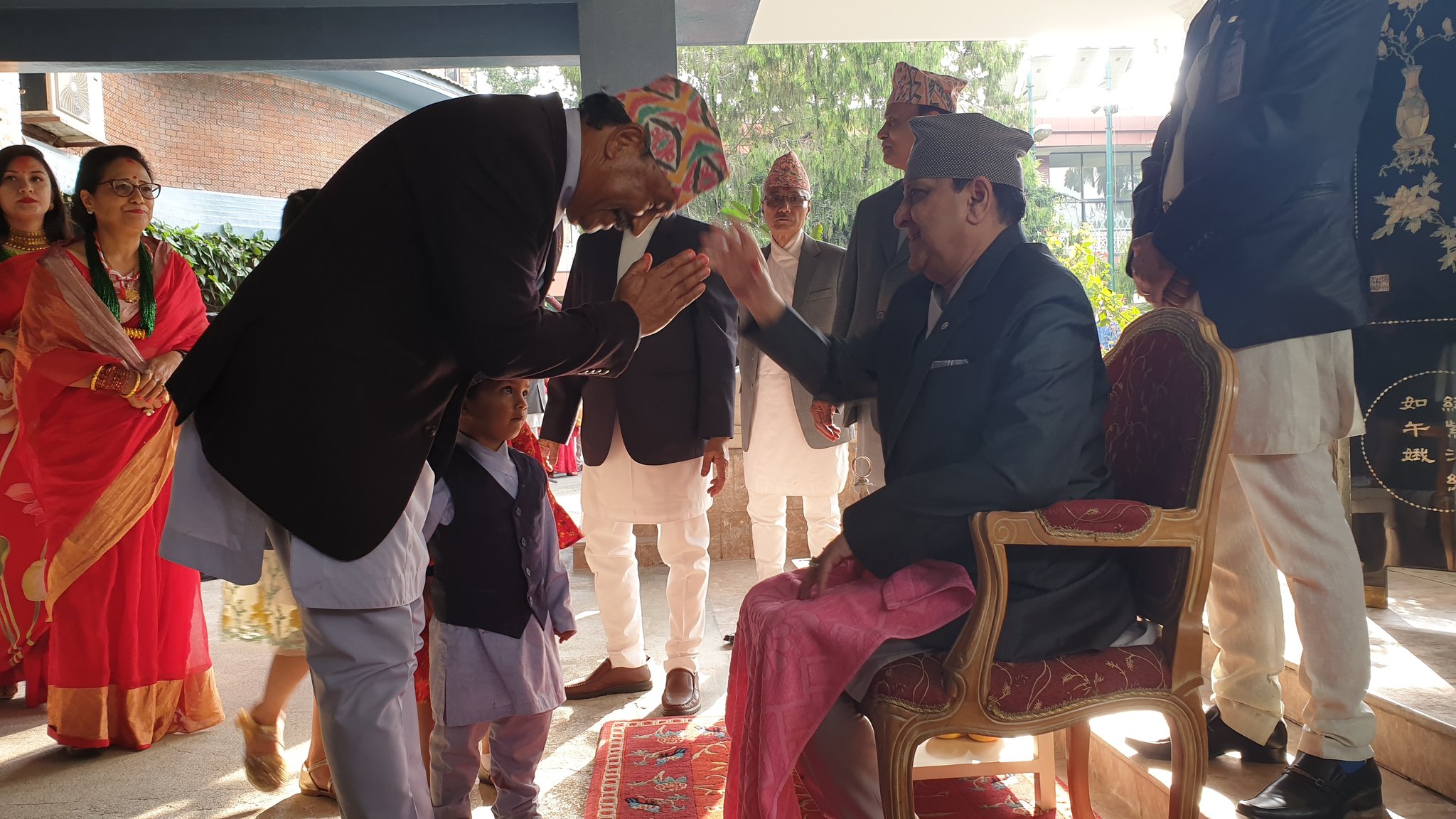 कमल थापाद्वारा राजाको हातबाट टीका ग्रहण