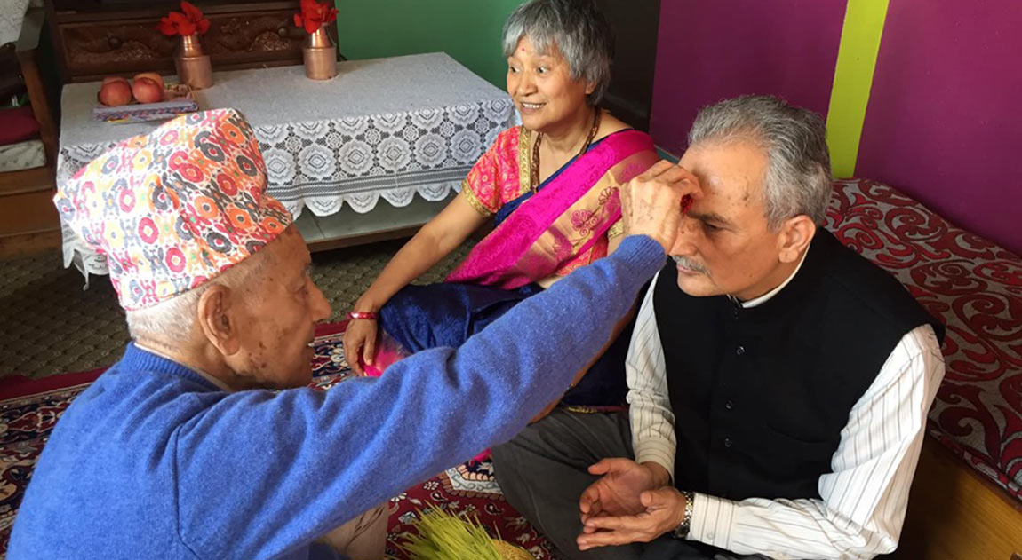९० वर्षीय पिताको हातबाट पूर्वप्रधानमन्त्री भट्टराईले लगाए टिका