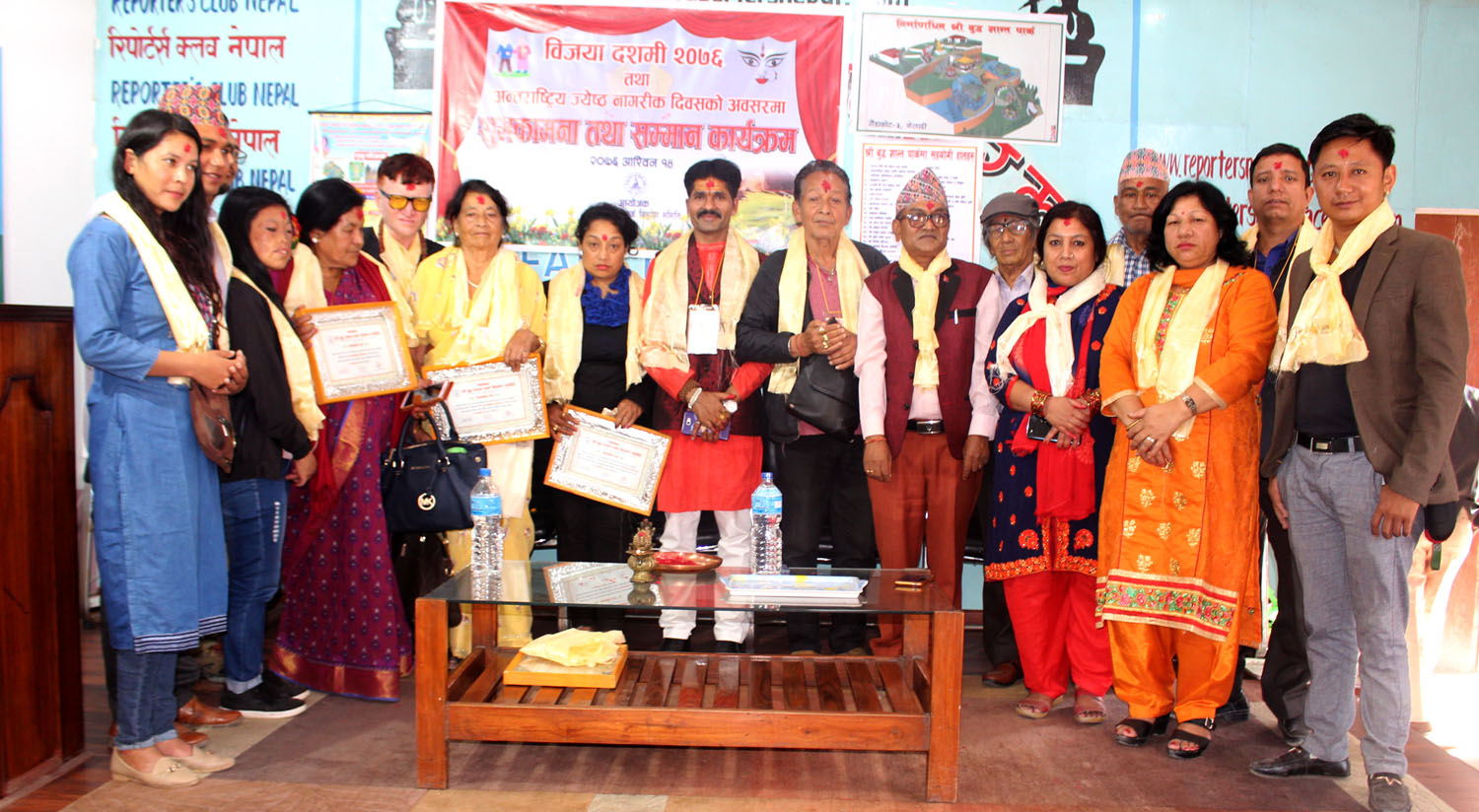 बुद्ध शान्ति पार्क निर्माण अभियानद्धारा ज्येष्ठ नागरिक सम्मानित, दशैंको शुभकामना साटासाट