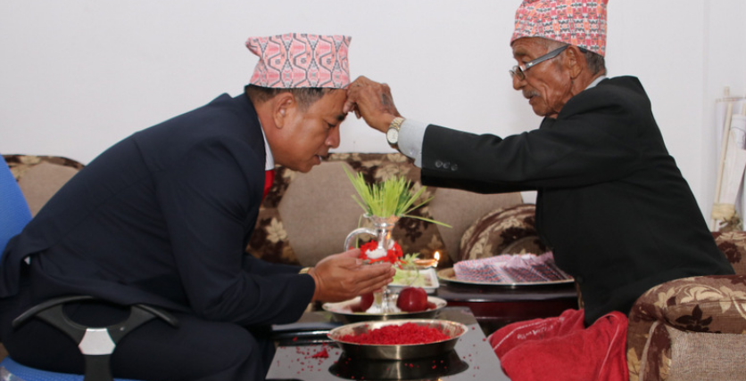 उपराष्ट्रपतिद्वारा बुवाको हातबाट दसैँ टीका ग्रहण