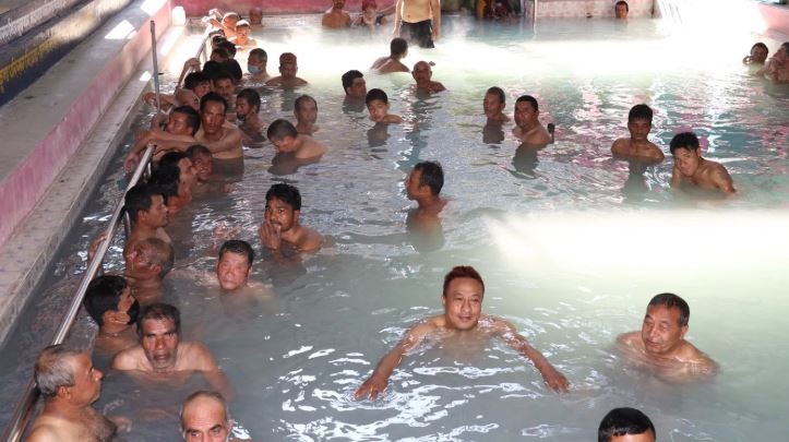 तातोपानीमा स्नान गर्नेको घुइँचो