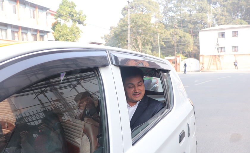 ट्याक्सी चढेर सिंहदरबारबाट बाहिरिए गोकर्ण विष्ट