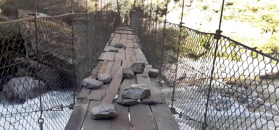 छारेको झोलुङ्गे पुल, प्वाल ढुङ्गाले छोपेर आउजाउ