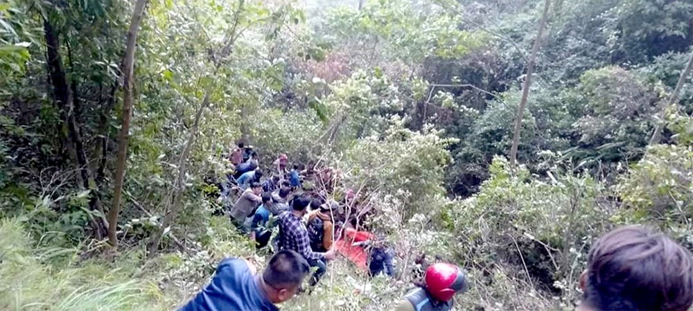 यात्रुबस दुर्घटना, १२ जनाको मृत्यु, ११ जना घाइते