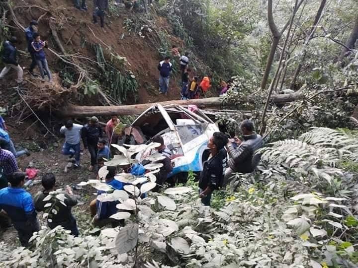 बस दुर्घटना हुँदा २५ यात्रु घाइते, तीन गम्भीर