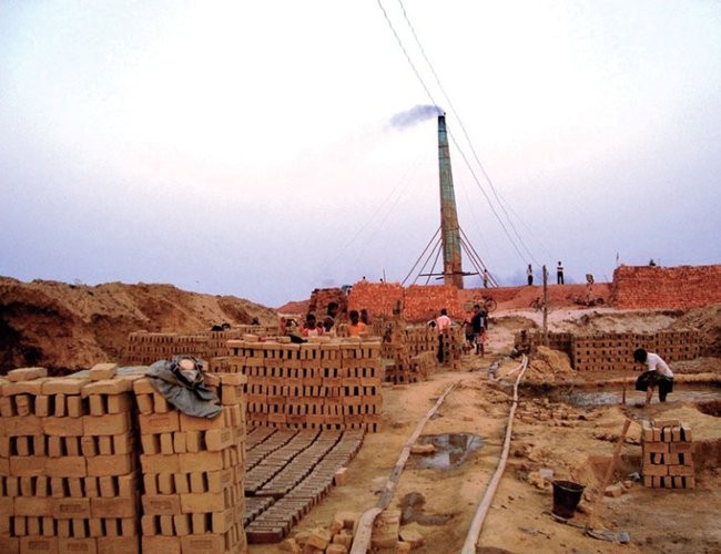 वर्षाले इँटा नष्ट