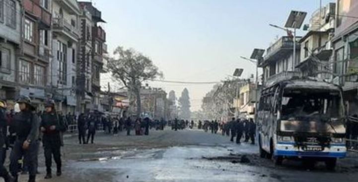 बसको ठक्करबाट विद्यार्थीको मृत्यु, बसमा आगजनी