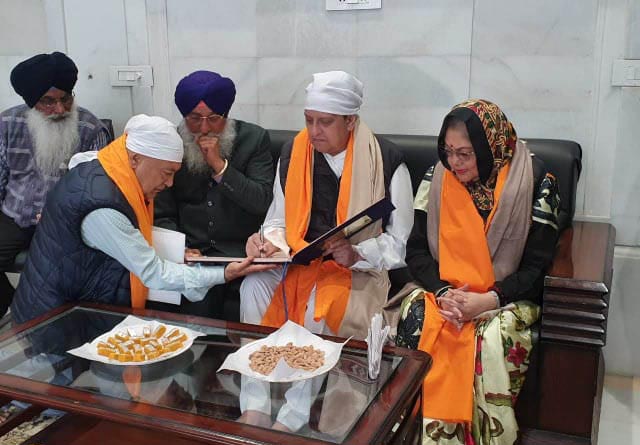 राजाद्वारा भारतको अमृतसरस्थि ‘स्वर्ण मन्दिर’ को दर्शन