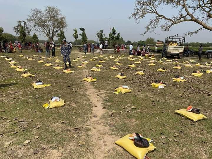 झापाकाे कचनकवलमा राहत वितरणकाे नयाँ शैली: न फाेटाे, न ठेलमठेल