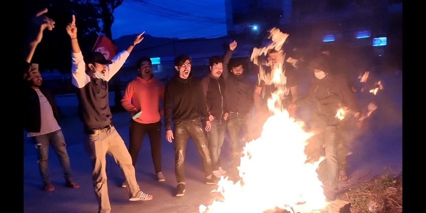 नेविसंघले पोखरामा जलायो ओली र मोदीको पुत्ला