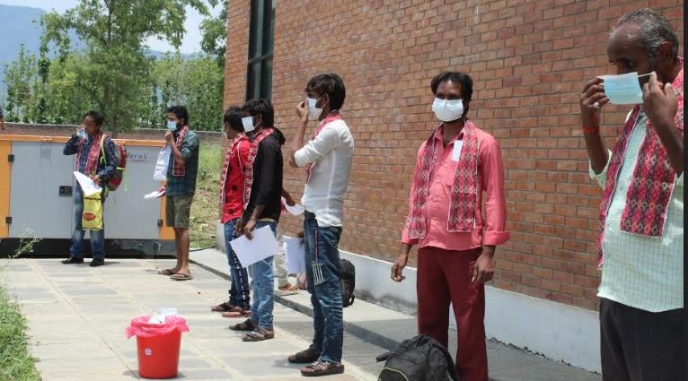 दाङका आठ जना कोरोनाबाट निको भई घर फिर्किए