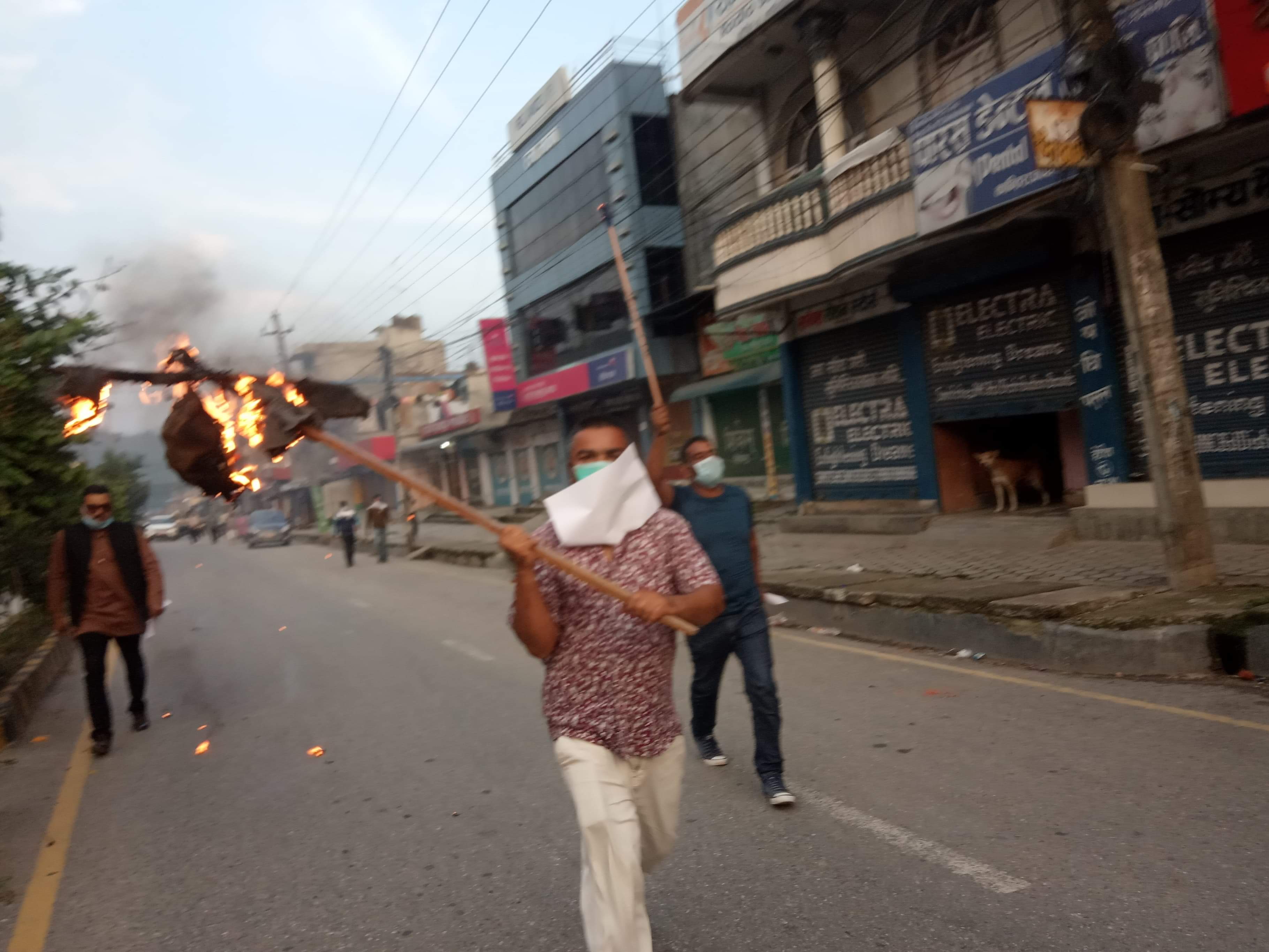 राप्रपा युवा संगठन हेटौंडाद्वारा अतिक्रमणको विरोधमा मोदीको पुत्ला दहन